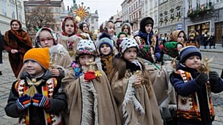 Украинские дети участвуют в параде в канун православного Рождества в центре Львова