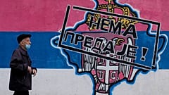 Граффити, на котором изображена карта Косово, герб и флаг Сербии с надписью: "Не сдаваться!" в Белграде