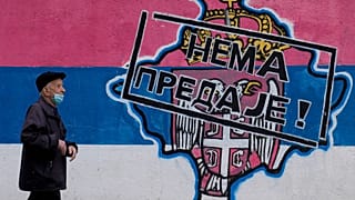 Граффити, на котором изображена карта Косово, герб и флаг Сербии с надписью: "Не сдаваться!" в Белграде