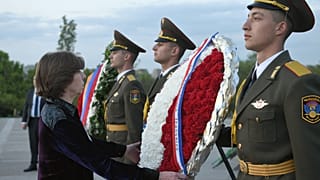 Министр иностранных дел Катрин Колонна посетила мемориальный комплекс "Цицернакаберд", Ереван, 27 апреля 2023 года.