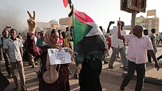 Deposte le armi, per ora, per altre 72 ore, in Sudan.