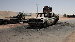 Veículos militares destruídos em Cartum, Sudão