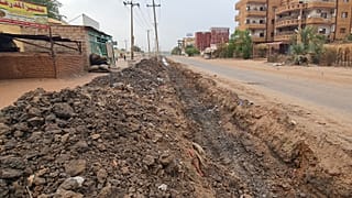 Окоп на одной из улиц Хартума, 27 апреля 2023 года.