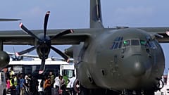 Szudáni evakuálásban részt vevő brit katonai szállító repülőgép Lárnakán 2023. április 26-án