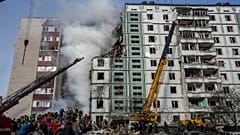 Equipas de socorro trabalham nos escomnbros dos edifícios atingidos em Uman, Ucrânia