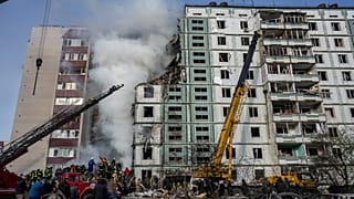 Equipas de socorro trabalham nos escomnbros dos edifícios atingidos em Uman, Ucrânia