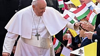 Papst Franziskus wird bei seiner Ankunft in Ungarn gefeiert.