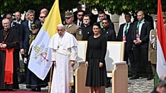 Novák Katalin köztársasági elnök katonai tiszteletadás mellett fogadja Ferenc pápát a Szent György téren 