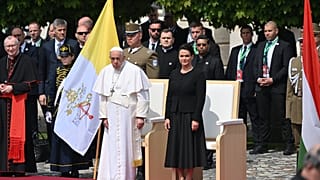 Novák Katalin köztársasági elnök katonai tiszteletadás mellett fogadja Ferenc pápát a Szent György téren 