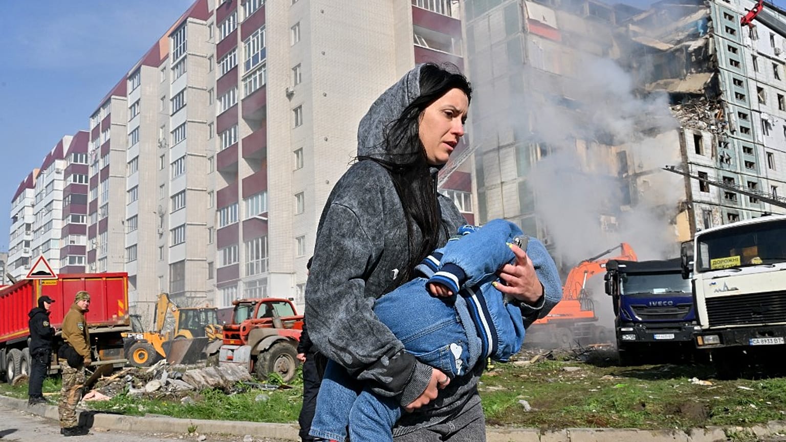 Colpito un condominio a Uman, morti e feriti