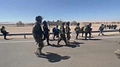 Die Polizei geht an der Grenze gegen die Einwanderer:innen vor.