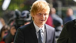 E d Sheeran Manhattan'daki federal mahkeme binasına girerken