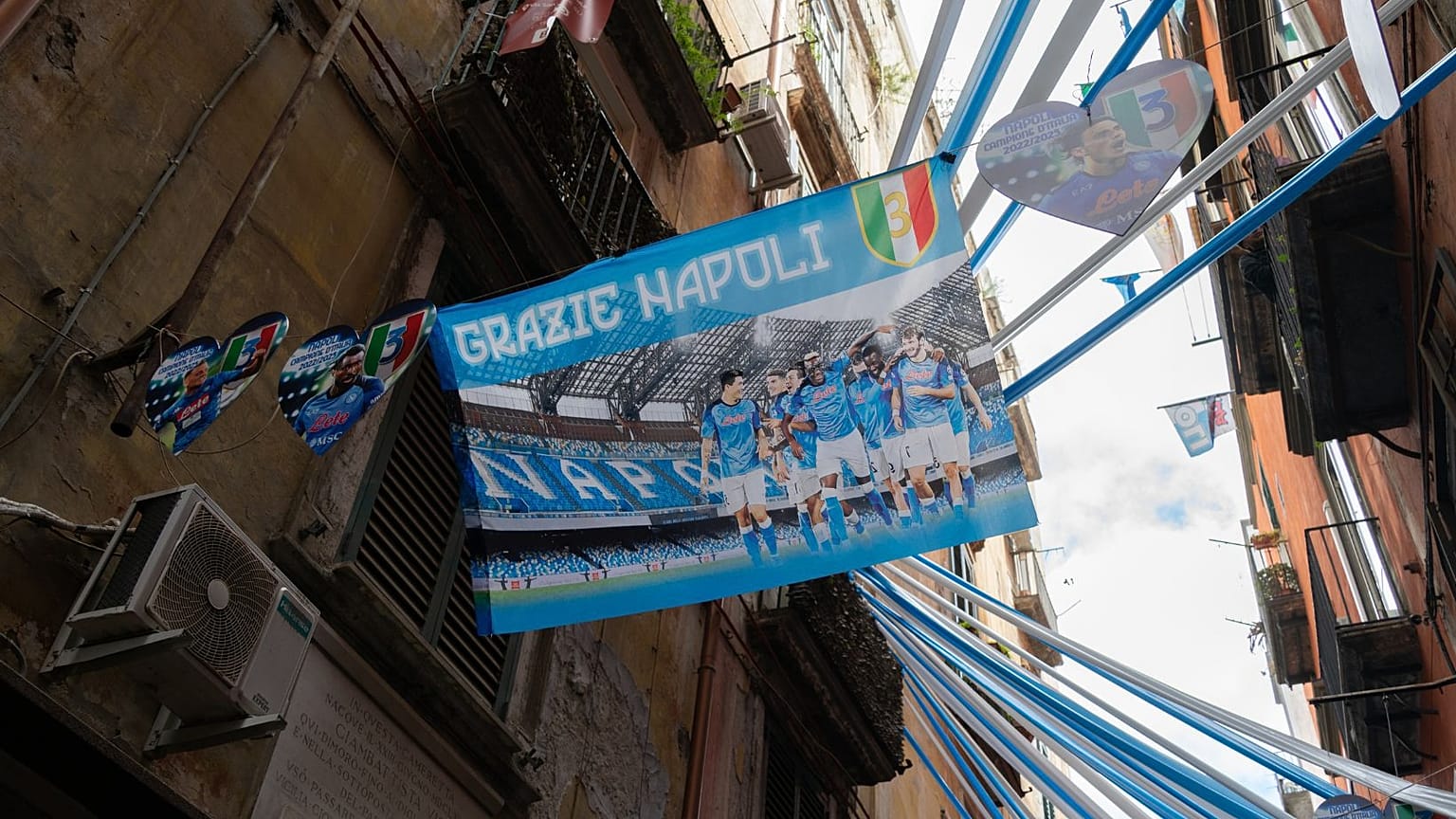A sign thanking the Naples team ahead of their all-but-certain win
