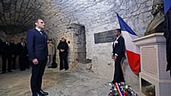 Macron, Louverture'ün öldüğü hapishanede ona resmi saygı duruşunda bulunan ilk Fransız lider oldu