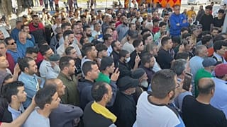 ليبيون في مدينة الزاوية الغربية يحتجون على الميليشيات التي يتهمونها بتجنيد مهاجرين في صفوفهم المتورطة في أعمال تعذيب مزعومة.