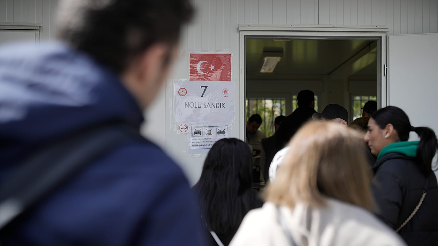 Almanya'daki Türkler oy kullanmaya başladı