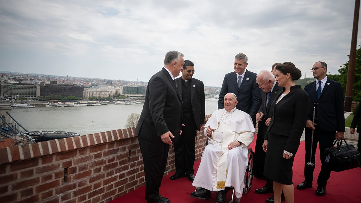 Orbán Viktor miniszterelnök fogadja Ferenc pápát Novák Katalin jelenlétében a Karmelita kolostorban 2023. 04.28.