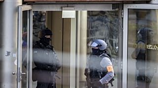 Rendőrök a duisburgi edzőteremnél, a késelés helyszínén