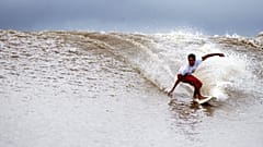 Surfer reitet auf der Pororoca