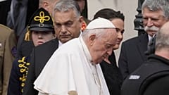 Papst Franziskus in Budapest. Im Hintergrund: Ministerpräsident Viktor Orban