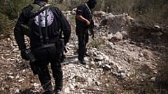 صورة من الارشيف- ضباط الشرطة يقفون بجوار حفرة، وفقا لهم، تستخدم كمقبرة جماعية، بالقرب من سان فرناندو، ولاية تاماوليباس، المكسيك،