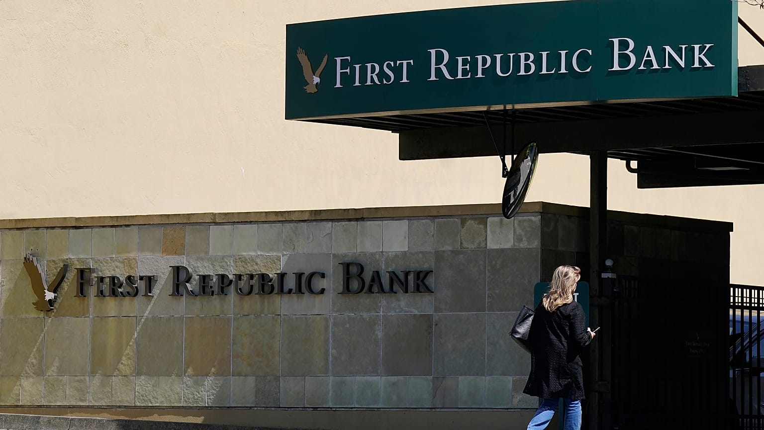 Un peatón camina hacia un local del First Republic Bank en San Francisco, el martes 25 de abril de 2023.