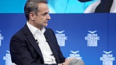  Ο πρωθυπουργός Κυριάκος Μητσοτάκης συζητάει με τον δημοσιογράφο των Financial Times, Peter Spiegel (δεν εικονίζεται), στο 8ο Οικονομικό Φόρουμ των Δελφών