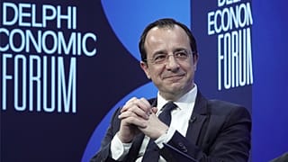 Ο Πρόεδρος της Κύπρου, Νίκος Χριστοδουλίδης, μιλά με τον δημοσιογράφο Νίκο Χατζηνικολάου, κατά την 3η ημέρα εργασιών, στο 8ο Οικονομικό Φόρουμ των Δελφών