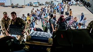 Menschen werden mit Flugzeugen aus dem Kampfgebiet im Sudan in Sicherheit gebracht