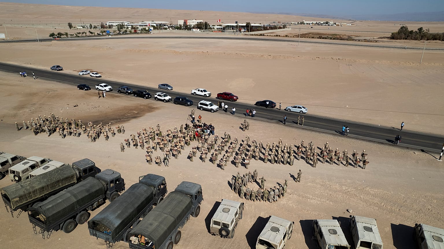 Die peruanische Armee machte an der Wüstengrenze mobil am 28. April 2023