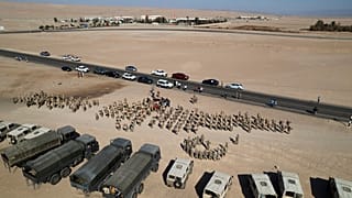 Die peruanische Armee machte an der Wüstengrenze mobil am 28. April 2023