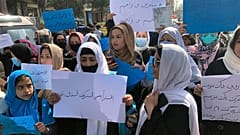 Zwei Dutzend Frauen demonstrieren in Kabul gegen die Taliban. 