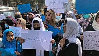 Zwei Dutzend Frauen demonstrieren in Kabul gegen die Taliban.