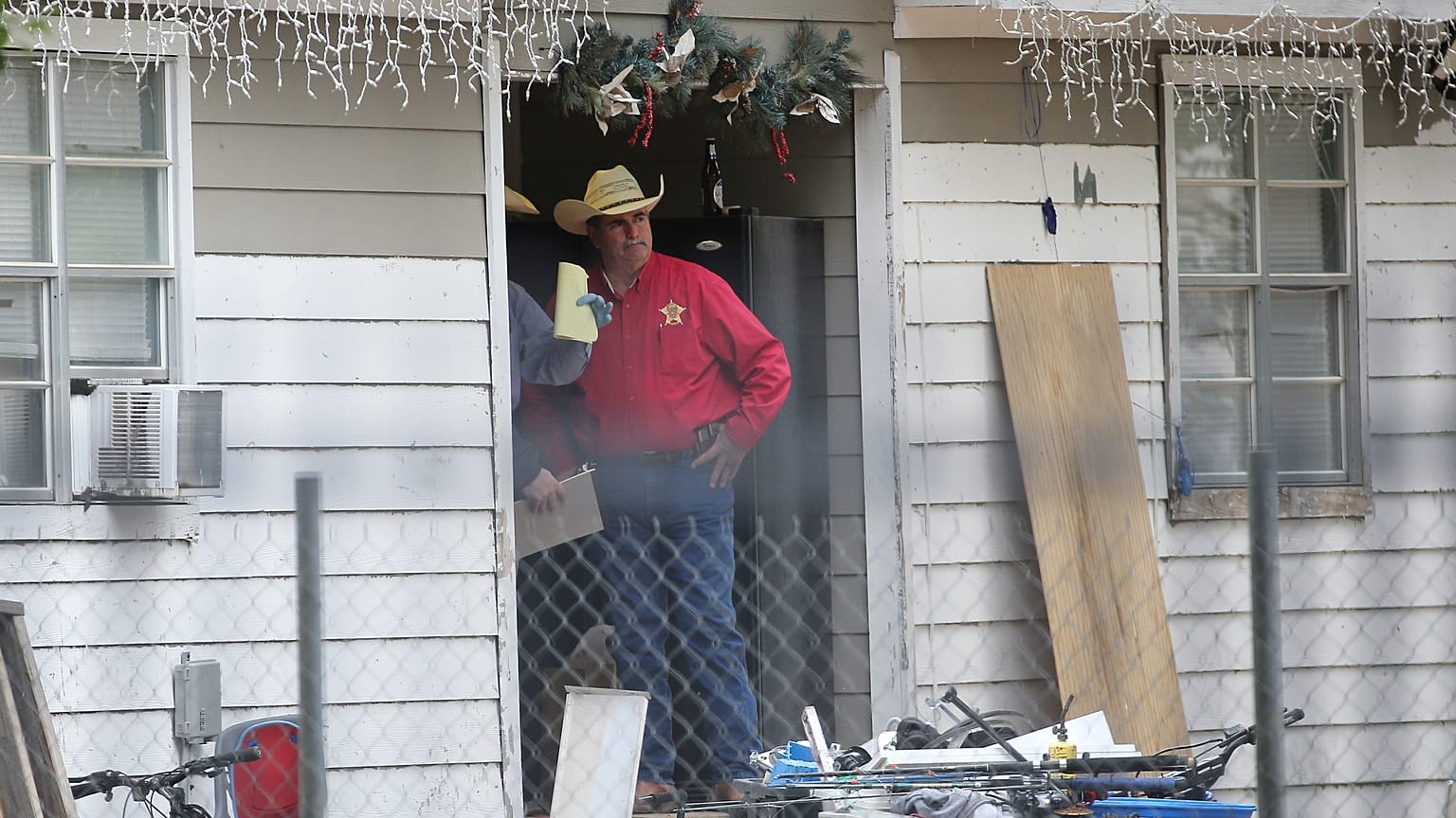 El sheriff del condado de San Jacinto, Greg Capers, habla con los investigadores en la escena donde cinco personas fueron asesinadas a tiros.