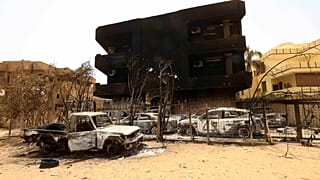 سيارات ومبان متضررة جراء اشتباكات بين قوات الدعم السريع شبه العسكرية والجيش السوداني في مدينة بحري بالسودان
