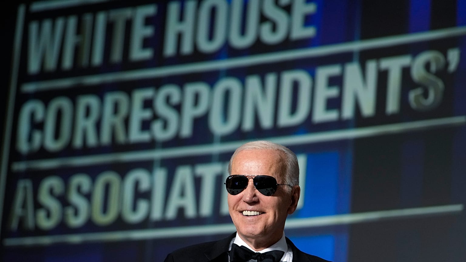 Le président américain Joe Biden lors du dîner de l'association des correspondants de la Maison-Blanche à Washington, le samedi 29 avril 2023.