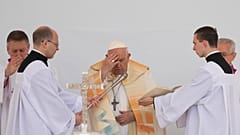 Ferenc pápa a mise közben