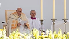 Der Papst während seiner Predigt