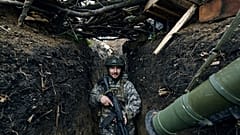 Un soldat ukrainien dans une tranchée à Avdiivka, Ukraine, le 28 avril 2023 
