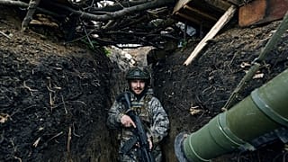 Un soldat ukrainien dans une tranchée à Avdiivka, Ukraine, le 28 avril 2023 