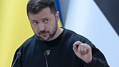 Volodimir Zelenszkij egy sajtótájékoztatón 2023. április 24-én, Ukrajnában
