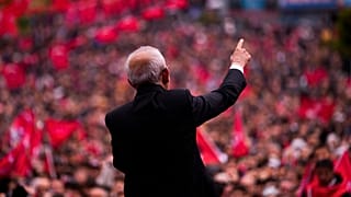 Kemal Kılıçdaroğlu egy kampányrendezvényen beszél