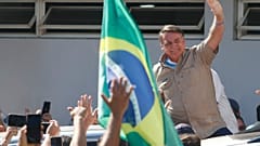 Ex-presidente do Brasil recebido por apoiantes em Ribeirão Preto, São Paulo