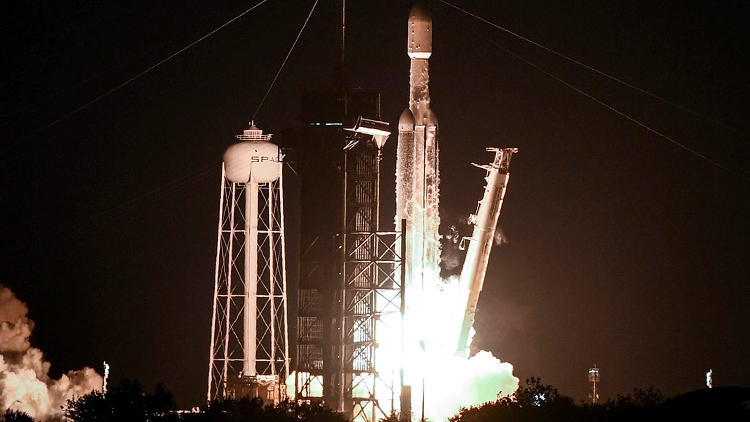 Décollage de la fusée Falcon 9 Heavy de SpaceX depuis Cap Canaveral en Floride, dimanche 30 avril 2023