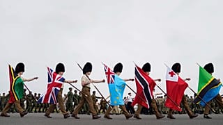 Guardias llevan banderas de los países de la Commonwealth durante un ensayo en Odiham Airfield en Hook, el 30 de abril de 2023