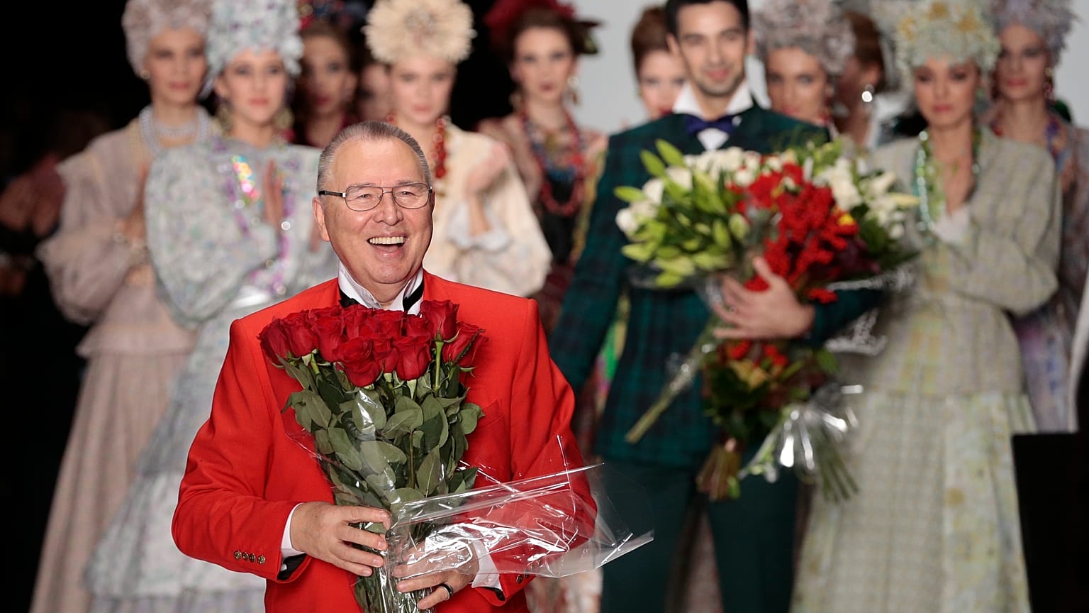 Il sorriso dello "Zar della moda sovietica".