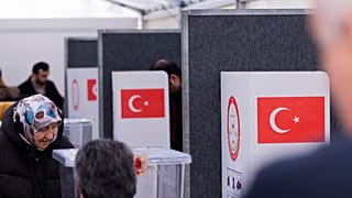 Berlin'de 14 Mayıs seçimleri için kurulan sandık merkezi