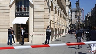 Rendőrök a Bulgari ékszerüzlet előtt Párizsban, 2021. szeptember 7-én