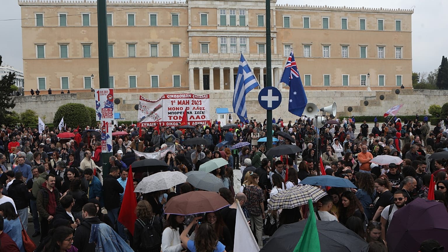 Μέλη του κινήματος ΠΑΜΕ, του ΚΚΕ, εργατικών σωματείων και απλοί πολίτες παίρνουν μέρος σε συγκέντρωση και πορεία για την Εργατική Πρωτομαγιά στο Σύνταγμα