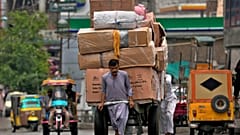 عامل يسحب عربة في يوم العمال العالمي في روالبندي، باكستان، يوم الاثنين 1 مايو 2023.